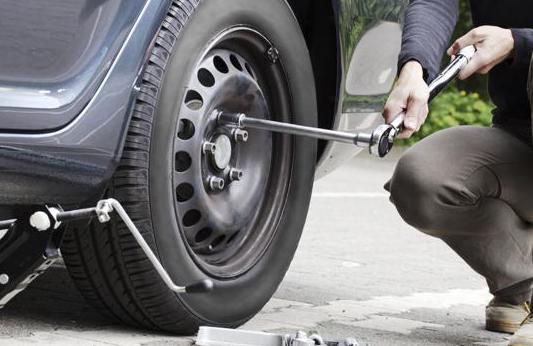 У вас на автомобиле спустило колесо- приедем и заменим!